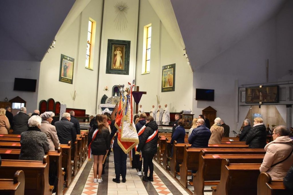 Miniaturka — 2023/2024 - Szkolny poczet sztandarowy na mszy poświęconej marszałkowi Piłsudskiemu